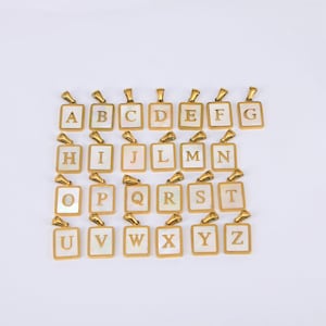 Dije de letra rectangular, dije del alfabeto, colgante de letra de concha, dijes iniciales de 26 letras, acero inoxidable chapado en oro, letra de nácar