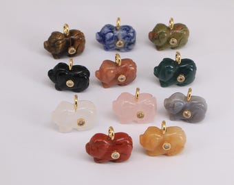 Colgantes de cerdo tallados en piedras preciosas naturales con incrustaciones de circonitas y dijes de animales. Elaboración de collares de piedra de cuarzo cristalino.