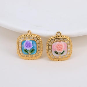 2 o 4 colgantes de flores esmaltadas en azul púrpura, estilo pintura al óleo, para hacer collares y pendientes.