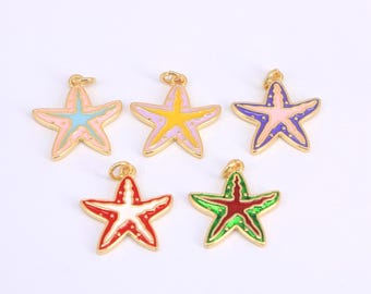 Pode incluir: Cinco pingentes de estrela-do-mar coloridos com bordas douradas. Cada pingente apresenta um esquema de cores diferente: rosa e azul, amarelo e roxo, roxo e rosa, vermelho e branco e verde e vermelho. Ideais para a criação de joias.