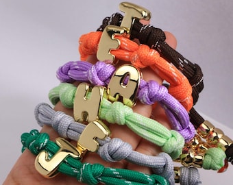 1 pieza Pulsera con dije de letra inicial en relieve color oro y plata, anudada, joyería personalizada