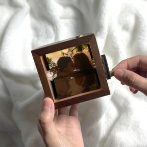 Anpassad fotolåda med flipbook och ljus, personligt träanimationsalbum, mekaniskt handrörelsefotoalbum, presenter till bröllopsdagar för par