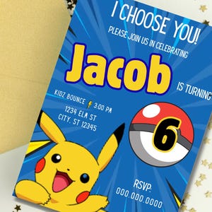 Puede incluir: Una invitación de cumpleaños azul con el texto "I Choose You!" y "Jacob" en amarillo. También se muestra un Pikachu de dibujos animados y una Poké Ball. La invitación incluye información de RSVP y detalles de la fiesta.