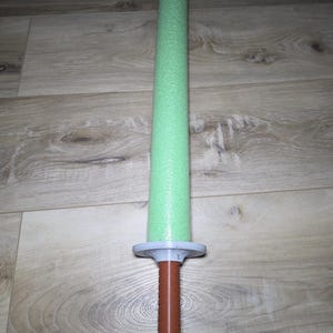 Empuñadura de espada de espuma PETG impresa en 3D con emblema de dragón y flotador de piscina.