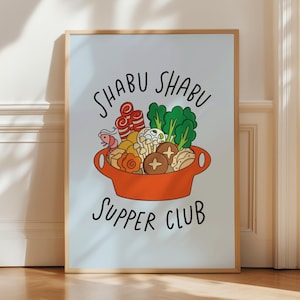 Może przedstawiać: Oprawiony wydruk z kolorową ilustracją garnka Shabu Shabu. Pomarańczowy garnek wypełniony jest warzywami, grzybami i mięsem. Słowa "Shabu Shabu Supper Club" są napisane nad i pod garnkiem zabawną czcionką.