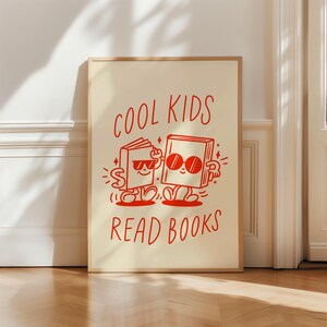 K&ouml;nnte beinhalten: Ein beiger Poster mit dem Text "COOL KIDS READ BOOKS" in Rot. Zwei rote Comic-B&uuml;cher mit Sonnenbrillen halten sich an den H&auml;nden und gehen.