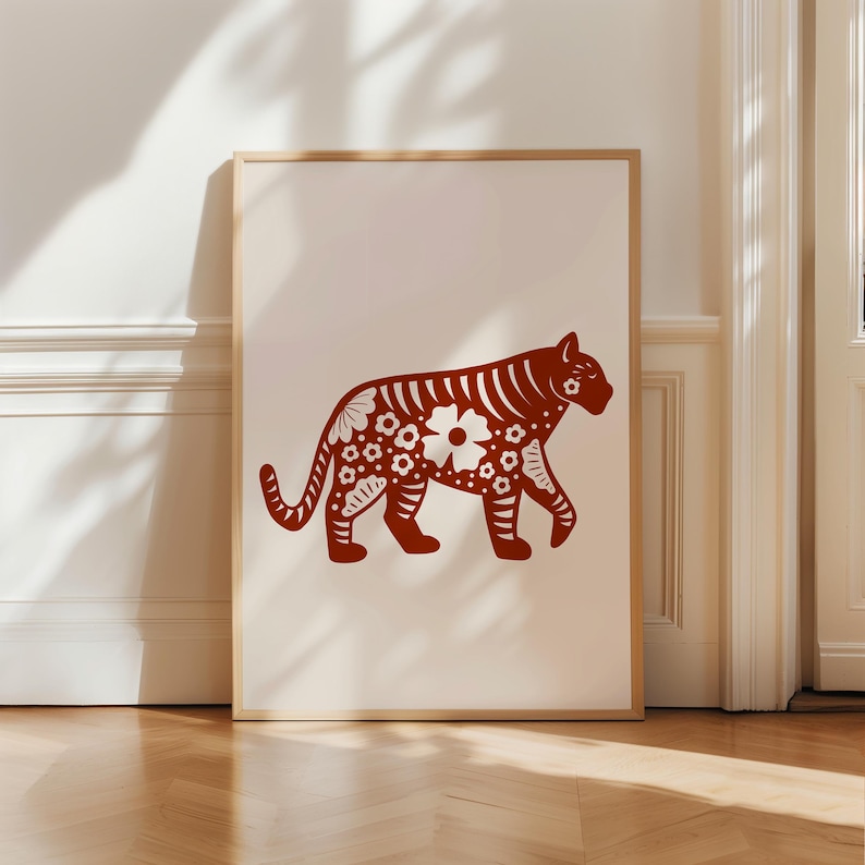 Puede incluir: Una impresi&oacute;n de silueta de tigre roja y blanca con estampado floral en un marco de madera. El tigre est&aacute; mirando hacia la derecha y tiene un fondo blanco.