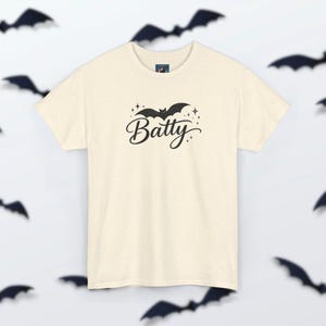 Camiseta Batty - Camiseta de Halloween con murciélago espeluznante, estampado retro de otoño, ropa linda y traviesa, atuendo acogedor con vibras otoñales para la temporada de Halloween. Natural