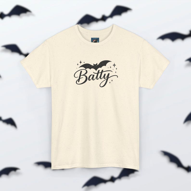 Camiseta Batty - Camiseta de Halloween con murciélago espeluznante, estampado retro de otoño, ropa linda y traviesa, atuendo acogedor con vibras otoñales para la temporada de Halloween. Natural