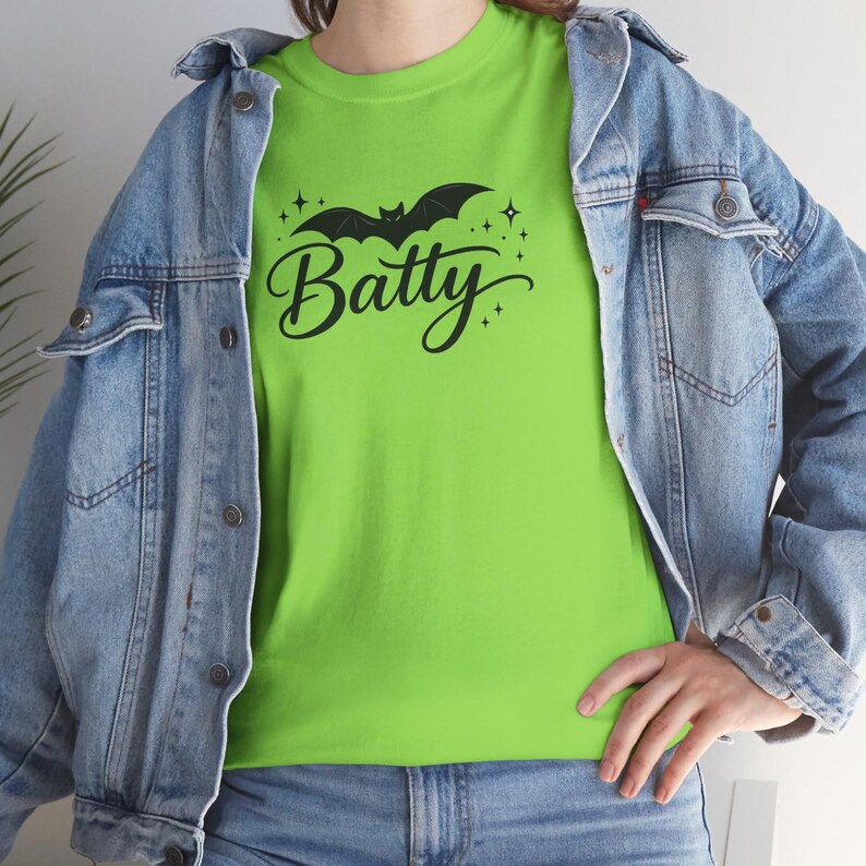 Camiseta Batty - Camiseta de Halloween con murciélago espeluznante, estampado retro de otoño, ropa linda y traviesa, atuendo acogedor con vibras otoñales para la temporada de Halloween. imagen 13