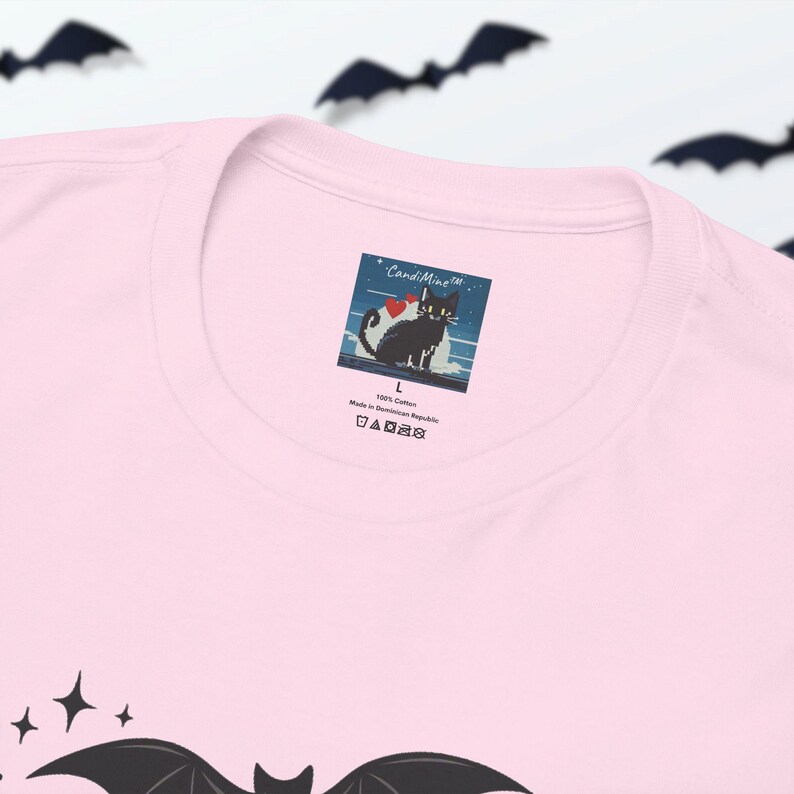Camiseta Batty - Camiseta de Halloween con murciélago espeluznante, estampado retro de otoño, ropa linda y traviesa, atuendo acogedor con vibras otoñales para la temporada de Halloween. imagen 2