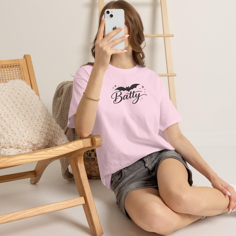 Camiseta Batty - Camiseta de Halloween con murciélago espeluznante, estampado retro de otoño, ropa linda y traviesa, atuendo acogedor con vibras otoñales para la temporada de Halloween. imagen 3