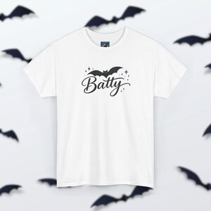 Camiseta Batty - Camiseta de Halloween con murciélago espeluznante, estampado retro de otoño, ropa linda y traviesa, atuendo acogedor con vibras otoñales para la temporada de Halloween. White