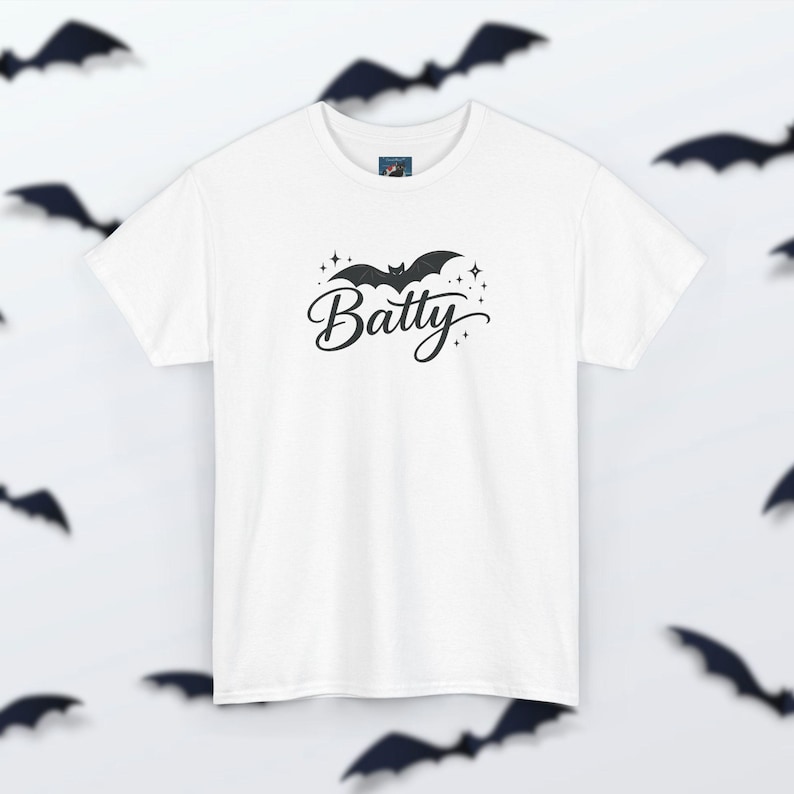 Camiseta Batty - Camiseta de Halloween con murciélago espeluznante, estampado retro de otoño, ropa linda y traviesa, atuendo acogedor con vibras otoñales para la temporada de Halloween. White