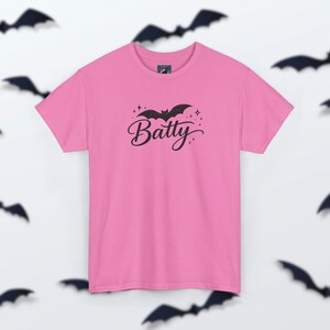 Camiseta Batty - Camiseta de Halloween con murciélago espeluznante, estampado retro de otoño, ropa linda y traviesa, atuendo acogedor con vibras otoñales para la temporada de Halloween. Azalea