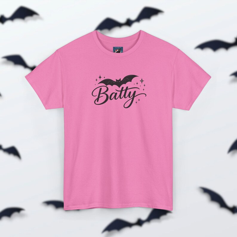 Camiseta Batty - Camiseta de Halloween con murciélago espeluznante, estampado retro de otoño, ropa linda y traviesa, atuendo acogedor con vibras otoñales para la temporada de Halloween. Azalea