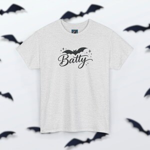Camiseta Batty - Camiseta de Halloween con murciélago espeluznante, estampado retro de otoño, ropa linda y traviesa, atuendo acogedor con vibras otoñales para la temporada de Halloween. Ash