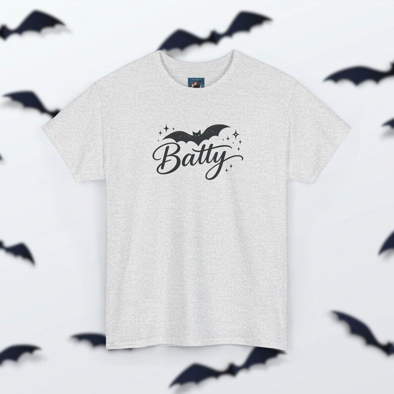 Camiseta Batty - Camiseta de Halloween con murciélago espeluznante, estampado retro de otoño, ropa linda y traviesa, atuendo acogedor con vibras otoñales para la temporada de Halloween. Ash