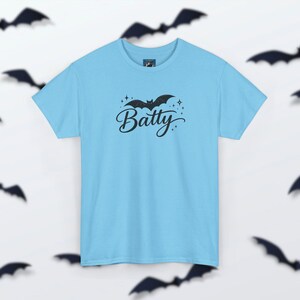 Camiseta Batty - Camiseta de Halloween con murciélago espeluznante, estampado retro de otoño, ropa linda y traviesa, atuendo acogedor con vibras otoñales para la temporada de Halloween. Sky