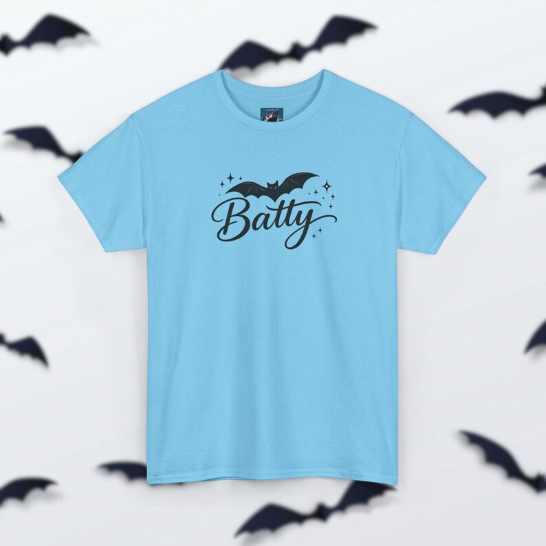 Camiseta Batty - Camiseta de Halloween con murciélago espeluznante, estampado retro de otoño, ropa linda y traviesa, atuendo acogedor con vibras otoñales para la temporada de Halloween. Sky