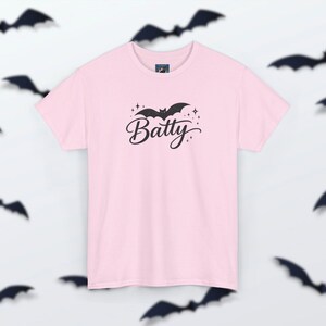 Camiseta Batty - Camiseta de Halloween con murciélago espeluznante, estampado retro de otoño, ropa linda y traviesa, atuendo acogedor con vibras otoñales para la temporada de Halloween. Light Pink