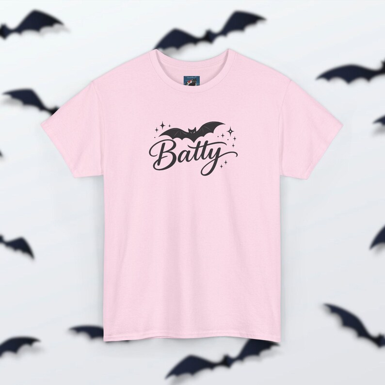 Camiseta Batty - Camiseta de Halloween con murciélago espeluznante, estampado retro de otoño, ropa linda y traviesa, atuendo acogedor con vibras otoñales para la temporada de Halloween. Light Pink