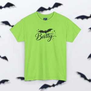 Camiseta Batty - Camiseta de Halloween con murciélago espeluznante, estampado retro de otoño, ropa linda y traviesa, atuendo acogedor con vibras otoñales para la temporada de Halloween. Neon Green