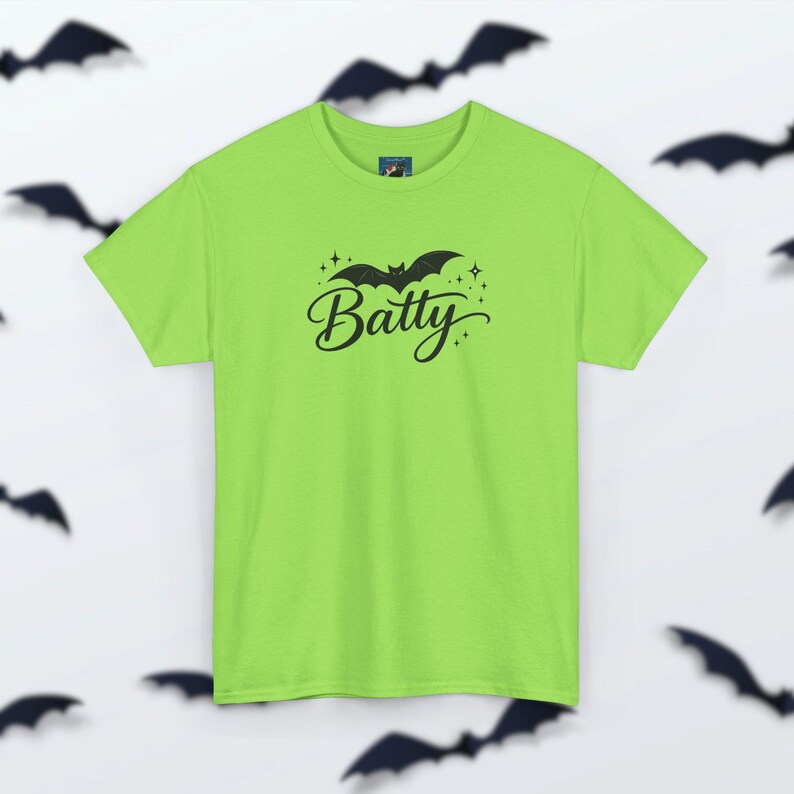 Camiseta Batty - Camiseta de Halloween con murciélago espeluznante, estampado retro de otoño, ropa linda y traviesa, atuendo acogedor con vibras otoñales para la temporada de Halloween. Neon Green