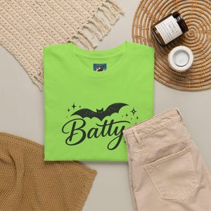 Camiseta Batty - Camiseta de Halloween con murciélago espeluznante, estampado retro de otoño, ropa linda y traviesa, atuendo acogedor con vibras otoñales para la temporada de Halloween. imagen 11