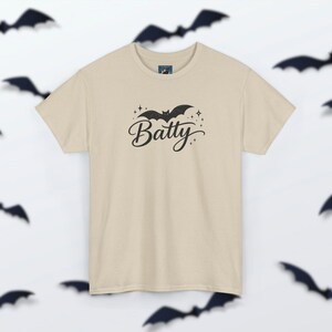 Camiseta Batty - Camiseta de Halloween con murciélago espeluznante, estampado retro de otoño, ropa linda y traviesa, atuendo acogedor con vibras otoñales para la temporada de Halloween. Sand