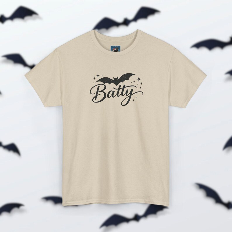 Camiseta Batty - Camiseta de Halloween con murciélago espeluznante, estampado retro de otoño, ropa linda y traviesa, atuendo acogedor con vibras otoñales para la temporada de Halloween. Sand