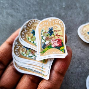Sets von Vintage französischen blumigen Parfümetiketten - Tiple extrait aux fleurs