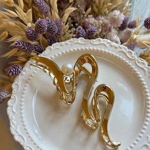 Gold Wave Hair Claw Clip with Pearl – Elegant Metal Hair Accessory for Women, Vintage Large Hair Claw, Stylish Gift for Her