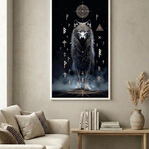 Puede incluir: Impresión artística enmarcada que presenta un lobo sobre un fondo oscuro, adornado con formas geométricas doradas y símbolos rúnicos. La obra crea un efecto visual místico y llamativo, ideal para la decoración del hogar.
