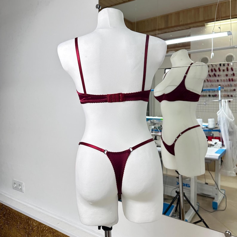 Ensemble soutien-gorge et string en satin sans bonnets image 2