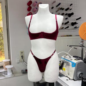 Ensemble de lingerie en velours bordeaux | Soutien-gorge à armatures et string à lanières