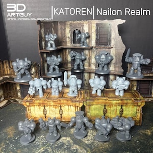 Peut inclure: Une collection de figurines miniatures grises, probablement pour les jeux de société, disposées sur une structure à plusieurs niveaux d'aspect vieilli. Les figurines représentent des personnages blindés avec diverses armes. Le texte "KATOREN | Nailon Realm" est visible en haut.