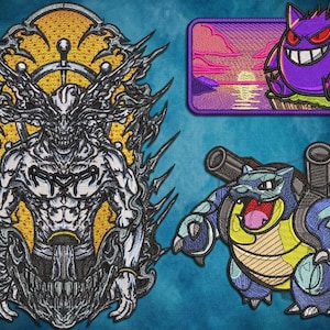 Puede incluir: Parches bordados con personajes de fantasía y anime. Incluye una figura detallada en blanco y negro con fondo amarillo, un parche de Gengar morado con una escena de atardecer y un parche de Blastoise azul.