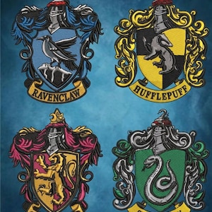 Puede incluir: Cuatro escudos bordados que representan las casas de Ravenclaw, Hufflepuff, Gryffindor y Slytherin. Cada escudo presenta un emblema y una combinación de colores únicos, con los nombres de las casas en pancartas debajo.