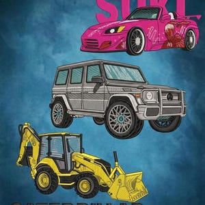 Puede incluir: Imagen bordada que presenta un coche deportivo rosa con el nombre "SUKI", un SUV plateado y una retroexcavadora Caterpillar amarilla. Los vehículos están sobre un fondo azul.