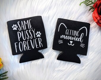 Getting Meowied - Juego de 2 enfriadores de latas/Sra. y Sra./soporte para latas/enfriador de latas/regalo increíble/cumpleaños/fiesta nupcial/regalos/boda con temática de gatos