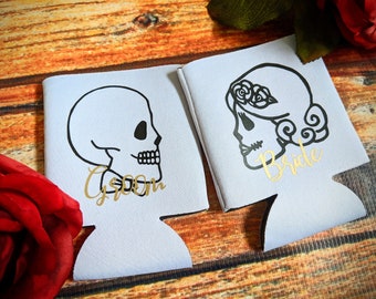 Juego de 2 enfriadores de latas con forma de calavera "Hasta que la muerte nos separe". Regalo de boda, regalo de despedida de soltera, boda de Halloween, juegos de porta latas para marido y mujer.