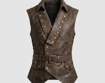 Op de afbeelding: Een bruin leren vest met een verweerde afwerking, een puntige kraag en een dubbele rij metalen knopen aan de voorzijde. Het kledingstuk is voorzien van een bijpassende leren riem met een koperen gesp in de taille en vetersluiting aan de zijkanten.
