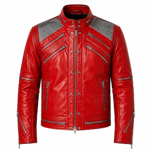 Puede incluir: Una chaqueta de cuero rojo brillante con cuello alzado, cierre central de cremallera con botones a presión y múltiples bolsillos con cremallera plateada en el pecho y las mangas. Los hombros tienen paneles grises texturizados.