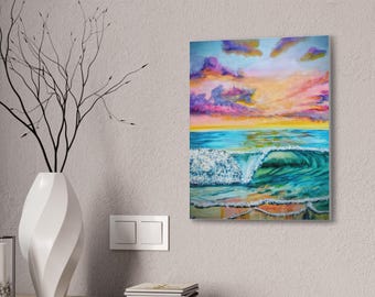 Puede incluir: Una pintura al óleo de un paisaje marino con una vibrante puesta de sol. La obra representa una ola turquesa rompiendo en una playa arenosa, con un cielo colorido de tonos rosas, morados y amarillos.