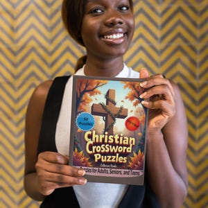Könnte beinhalten: Ein Taschenbuch mit dem Titel Christian Crossword Puzzles und einem Coverbild eines hölzernen Kreuzes, das mit Weinreben vor einem herbstlichen Waldhintergrund umwickelt ist. Der Text umfasst 50 Puzzles, Easy to Read und Puzzles for Adults, Seniors, and Teens.