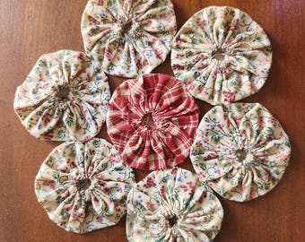 Tapete de mesa rojo y floral hecho a mano, protector de mesa estilo granja rústico primitivo