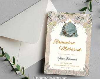 Puede incluir: Una tarjeta de invitación para una cena de Iftar durante el Ramadán. La tarjeta presenta una ilustración de acuarela de una mezquita con una luna creciente, rodeada de diseños florales en tonos de rosa y verde. El texto "Ramadan Mubarak" está escrito en letras doradas, y los detalles de la invitación incluyen la fecha, la hora y la ubicación de la cena.