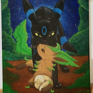 Könnte beinhalten: Ein schwarzes und blaues Pokémon mit einem weißen Ring auf der Stirn blickt auf ein braunes und grünes Pokémon mit großen Ohren. Der Hintergrund ist ein dunkelblauer Nachthimmel mit Sternen und grünen Bäumen.