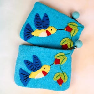 Bolsa de fieltro con forma de colibrí (14 x 11,4 cm) / Monedero de pájaro hecho a mano / Monedero con motivos naturales / Bolso de fieltro floral / Regalo para amantes de los colibríes / Arte caprichoso